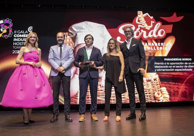 El primer teniente de Alcalde de Torrelavega, José Luis Urraca entrega el Premio aportación de un negocio destacado sector Distribución y Alimentación Especializada a Panaderías Sordo